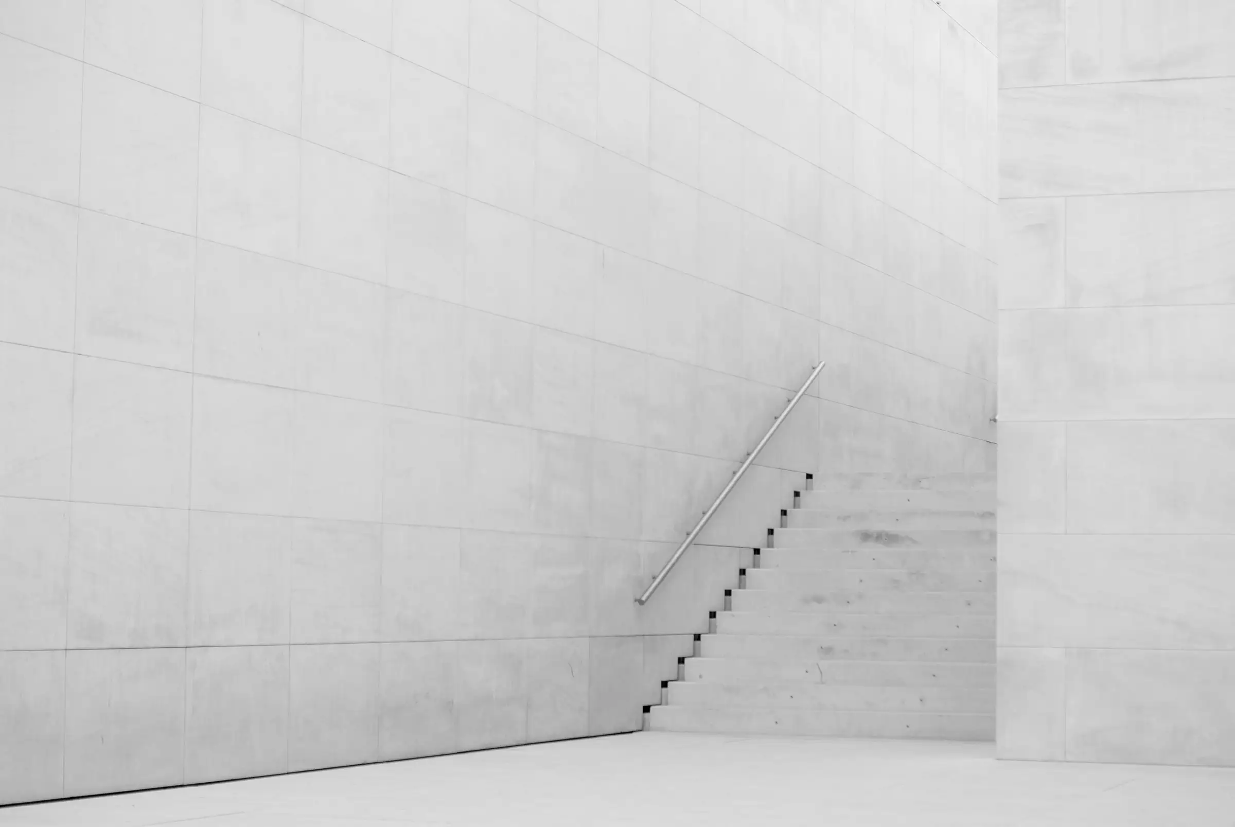 Escalera blanca de hormigón
