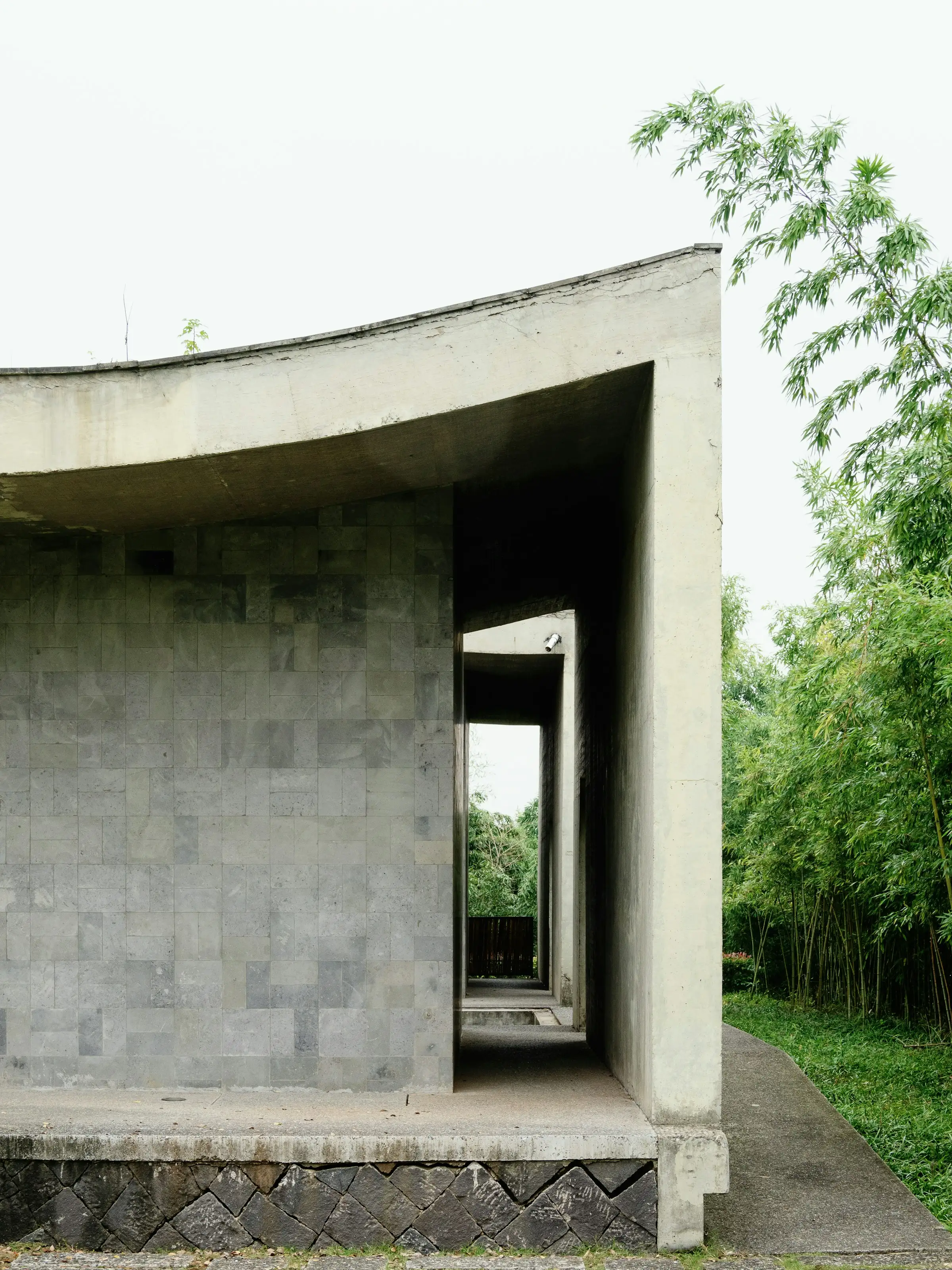 Casa Encina: volumen de hormigón entre árboles
